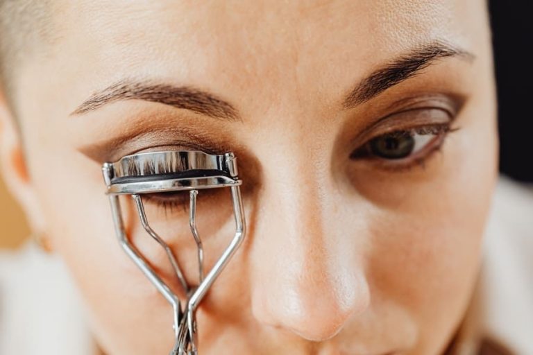 How To Curl Your Eyelashes Without An Eyelash Curler