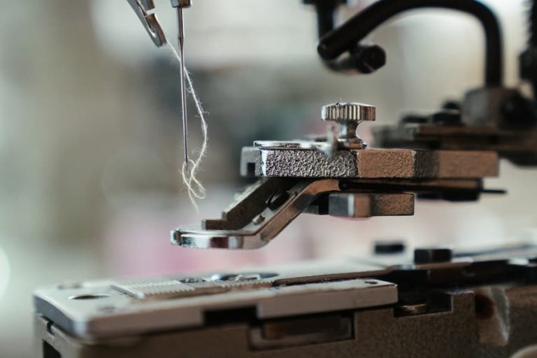 How To Thread A Sewing Machine Needle